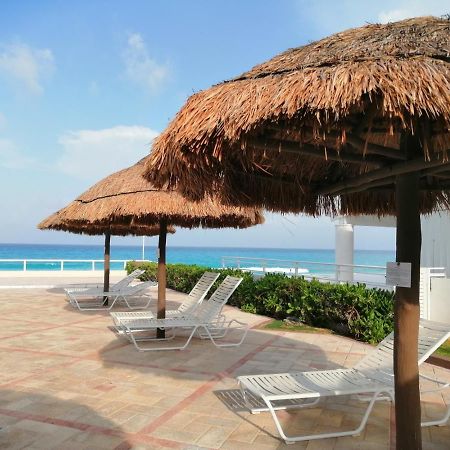 Brisas Beachfront Studios In Hotel Zone Cancún Exterior foto